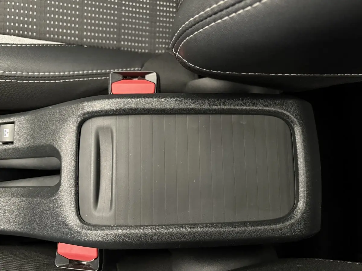 Vue rapprochée du rangement central noir entre les sièges avant du Peugeot 2008 Puretech 110 S&S EAT6 Allure 2019.