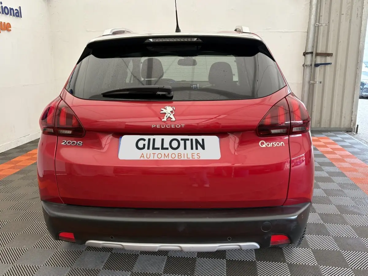 Vue arrière d'un Peugeot 2008 rouge 2019 avec feux LED et logo Qarson sur le hayon.