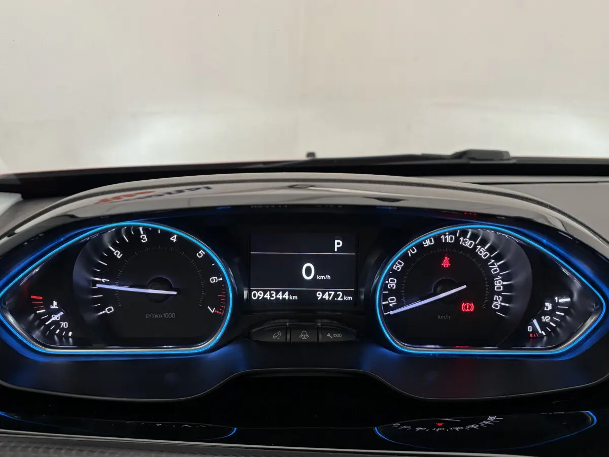 Tableau de bord numérique bleu de la Peugeot 2008 Puretech 110 S&S Allure, affichant 94 344 km et vitesse zéro.