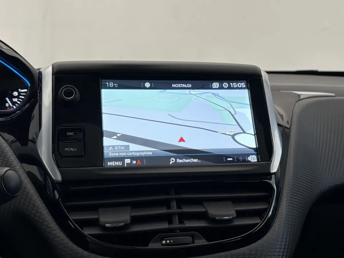 Écran tactile central affichant la navigation GPS dans l'habitacle d'une Peugeot 2008 rouge de 2019.