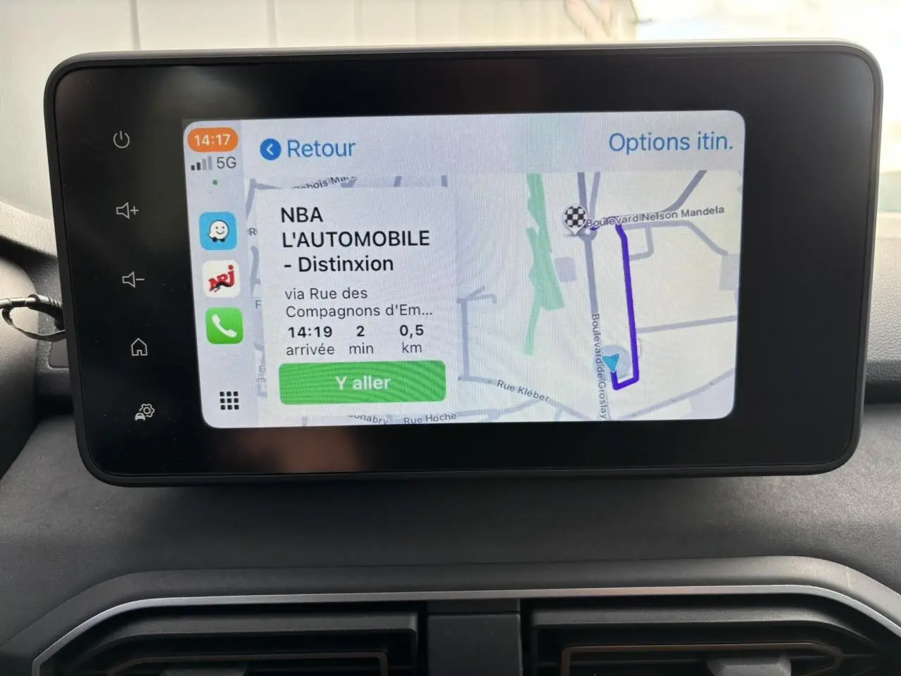 Écran tactile 8 pouces du système Media NAV affichant une navigation GPS dans un Dacia Sandero Stepway Bleu Iron.