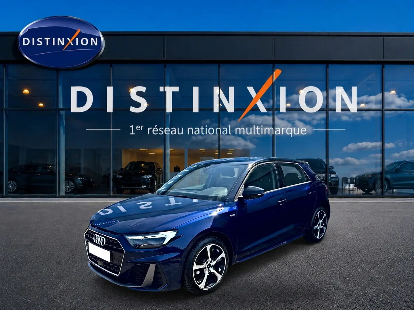 Audi A1 Sportback bleu foncé avec toit noir, vue 3/4 avant droit, jantes alliage et calandre S line visible.