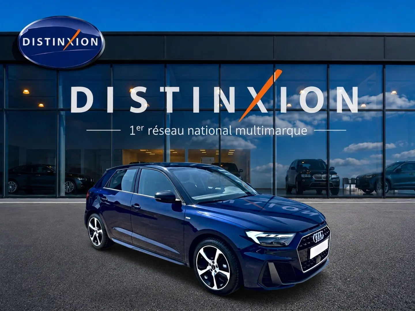 Audi A1 Sportback 30 TFSI S line bleu foncé vue 3/4 avant avec jantes alliage et toit noir brillant.