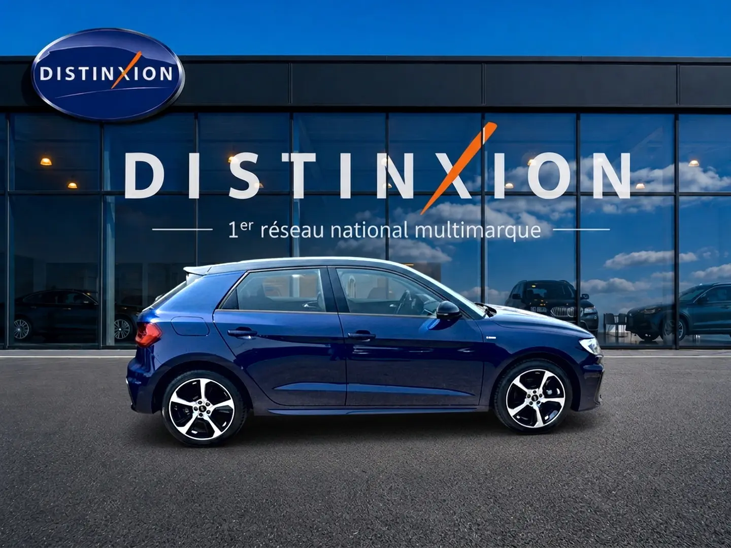 Audi A1 Sportback 30 TFSI 116 S line 2026 vue de profil côté gauche en bleu foncé avec jantes alu distinctives.