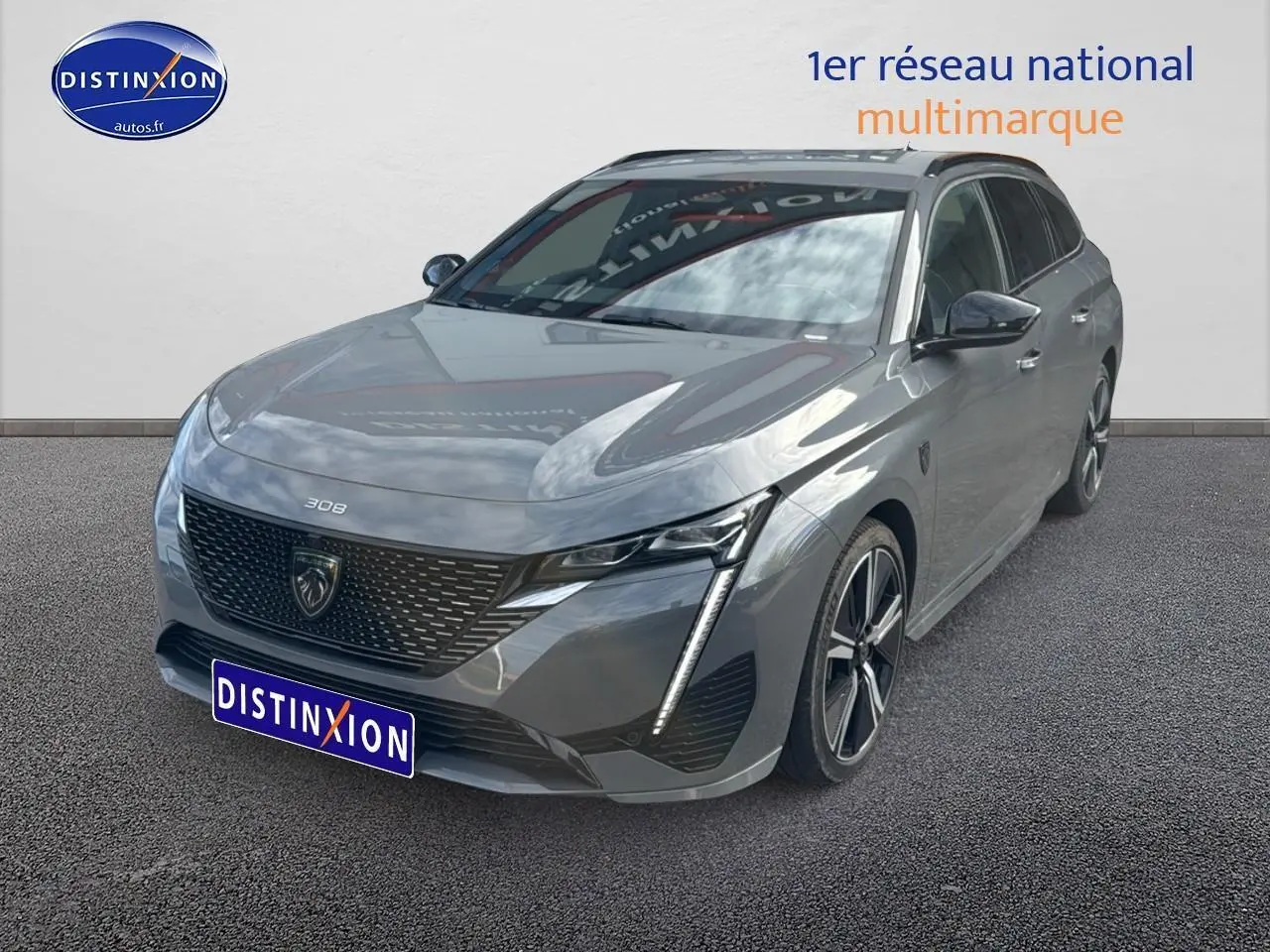 Peugeot 308 SW PHEV gris selenium vue 3/4 avant avec phares LED et jantes alliage distinctives.