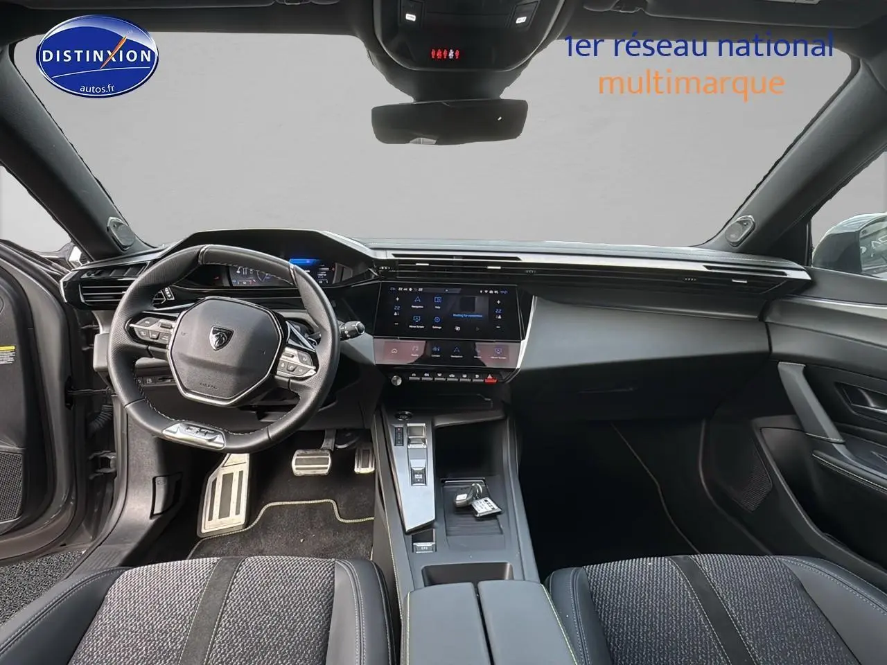 Intérieur moderne de la Peugeot 308 SW Phev 225 GT gris selenium, vue de face sur le tableau de bord et volant multifonction.
