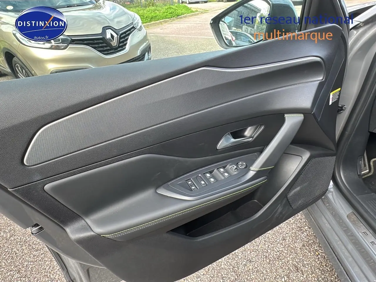 Vue intérieure de la porte avant gauche grise selenium du Peugeot 308 SW Phev 225 GT e-EAT8 avec commandes électriques.