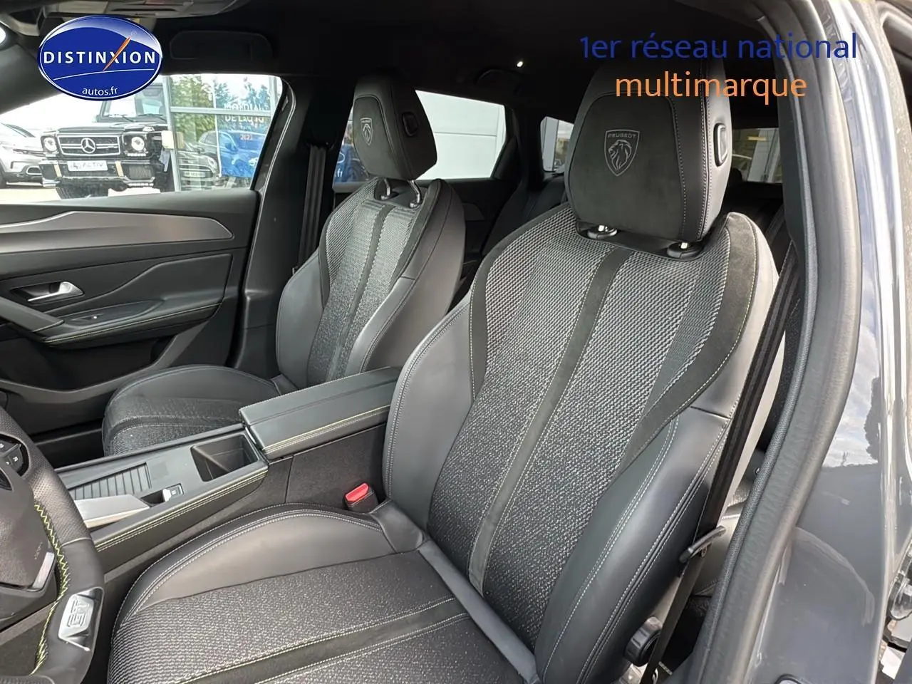 Vue intérieure côté droit sur les sièges avant en cuir et tissu gris du Peugeot 308 SW PHEV 225 GT 2024.