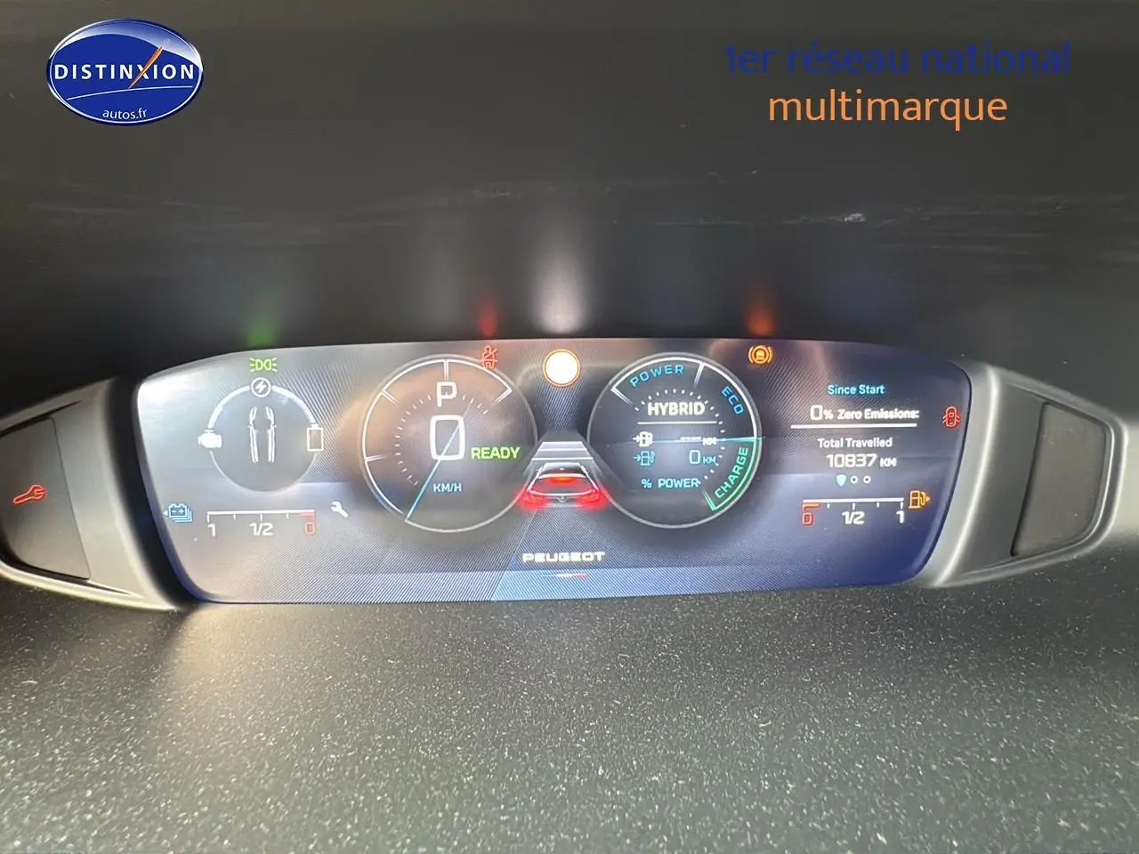 Tableau de bord numérique du Peugeot 308 SW PHEV 225 GT, affichage hybride et kilométrage à 10837 km.