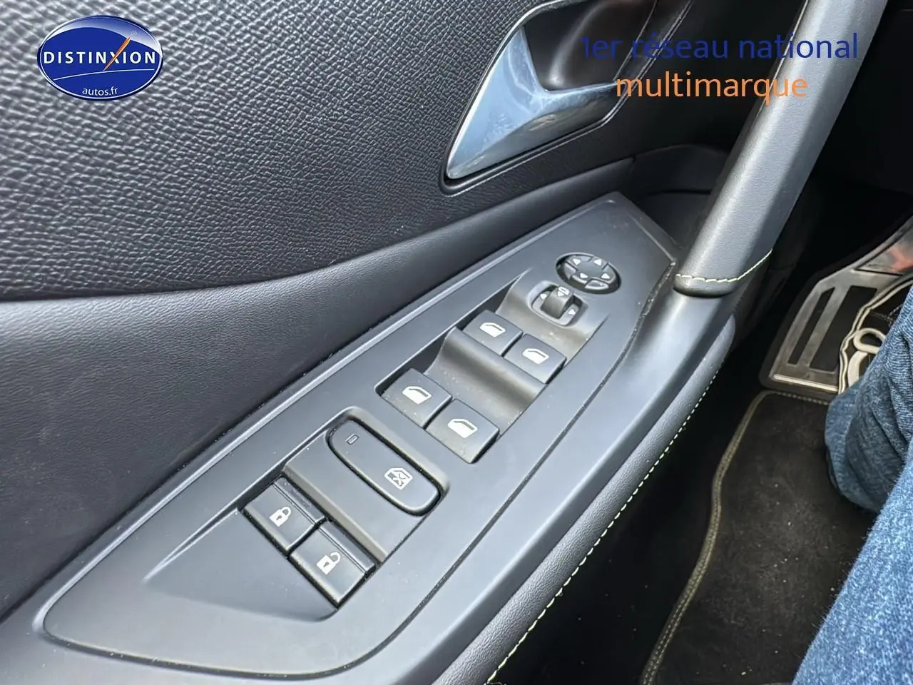 Gros plan sur la commande des vitres et serrures côté gauche intérieur d'une Peugeot 308 SW gris selenium 2024.