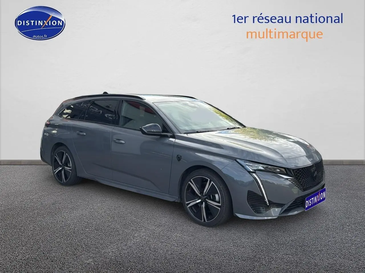 Peugeot 308 SW PHEV gris selenium vue 3/4 avant droit avec jantes alliage et vitres surteintées.