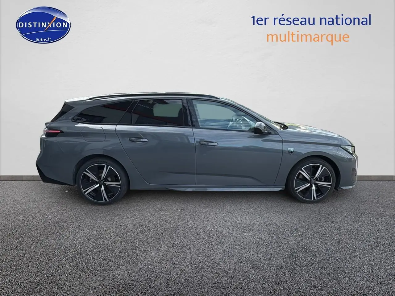 Profil droit d'une Peugeot 308 SW Phev 225 GT gris selenium avec jantes alliage noires et vitres surteintées.