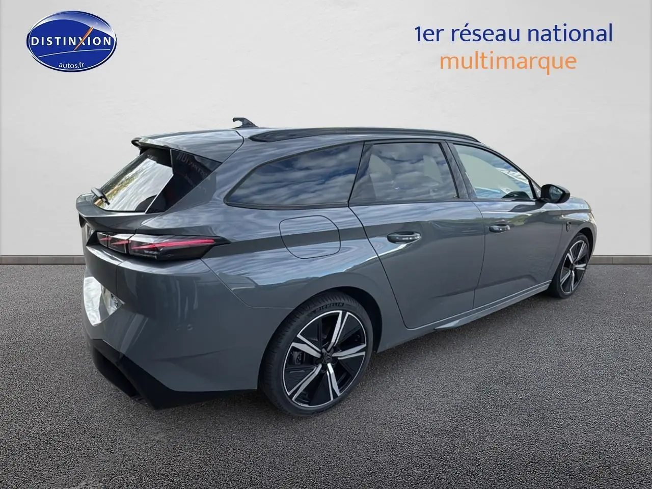 Peugeot 308 SW PHEV 225 GT gris selenium vue 3/4 arrière droit avec jantes alliage et vitres surteintées.