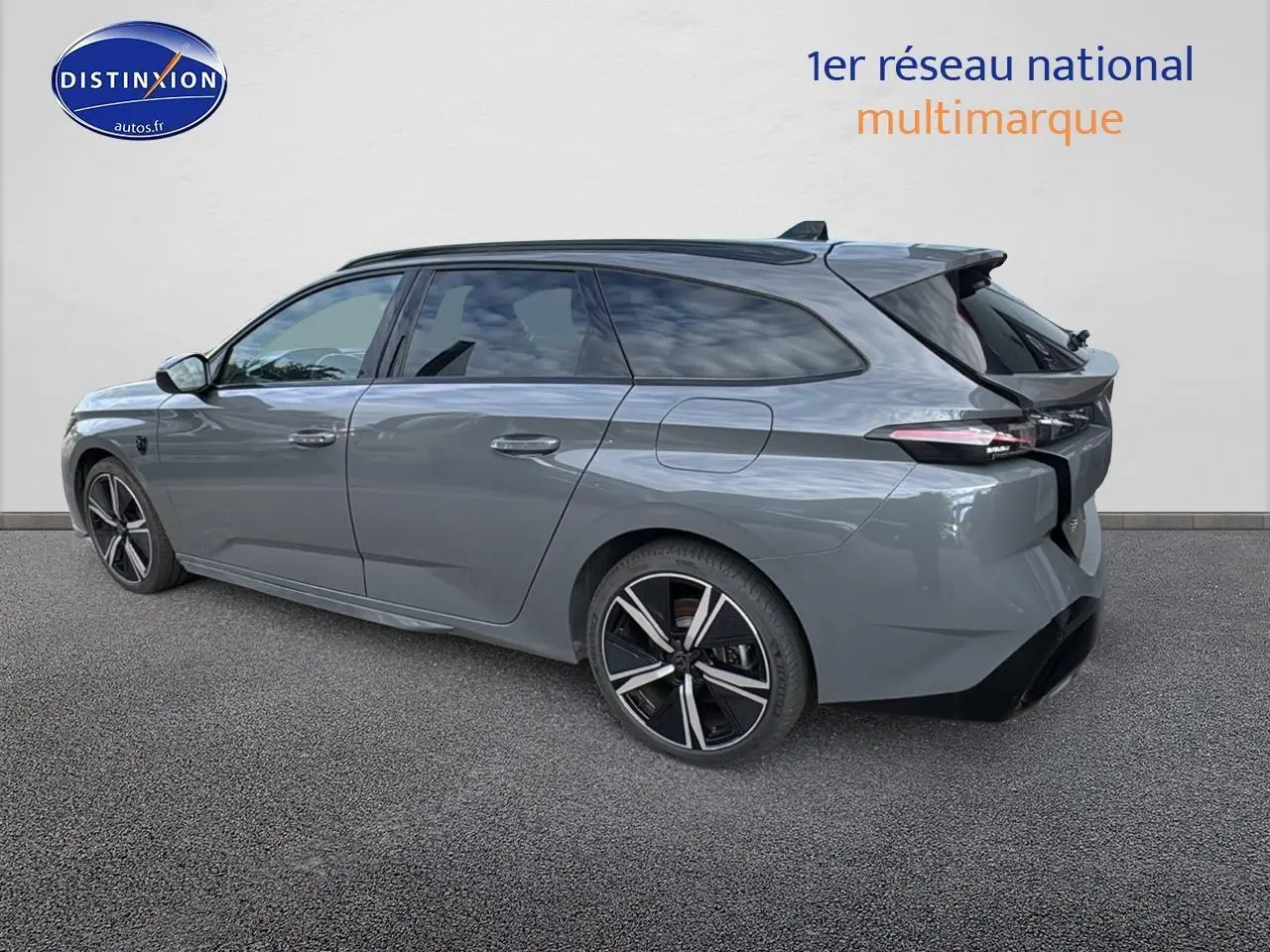 Peugeot 308 SW Phev 225 GT gris selenium vue 3/4 arrière côté gauche avec jantes alu noires et toit panoramique.