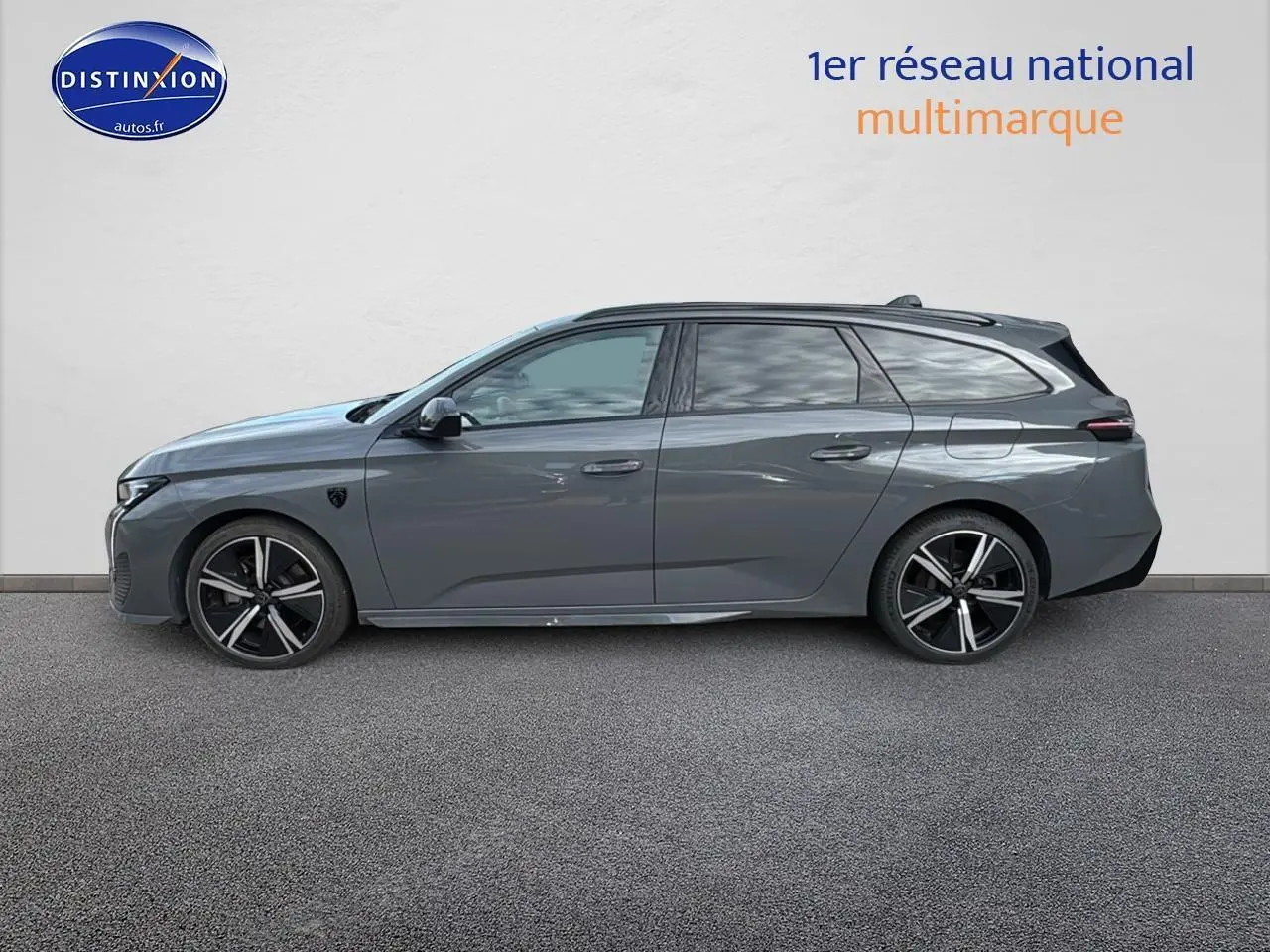 Peugeot 308 SW PHEV gris selenium vue profil côté gauche sur fond neutre, jantes alliage noires et argentées.