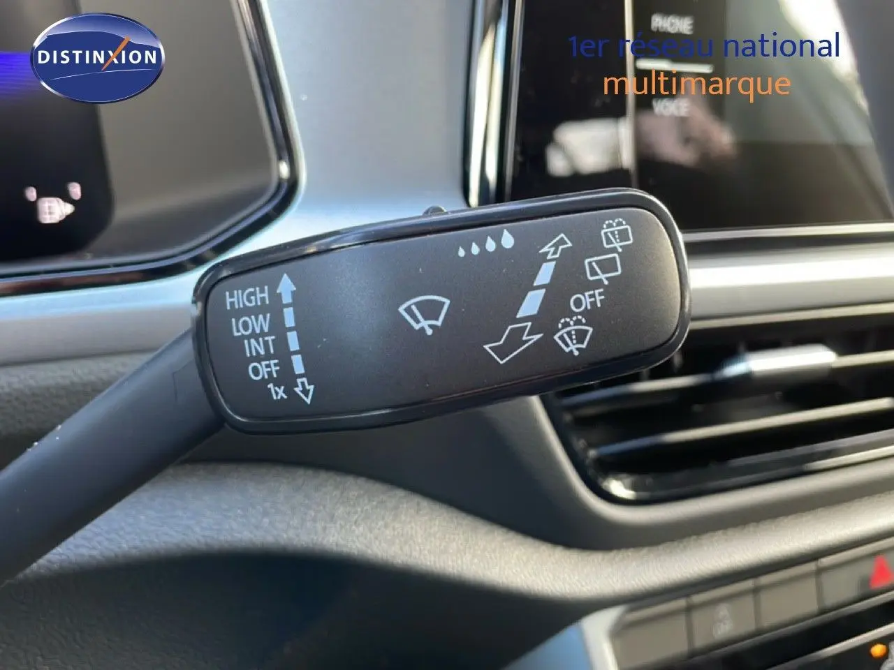 Gros plan sur la commande d’essuie-glace dans l’habitacle du Volkswagen T-Roc gris pyrite 2025.