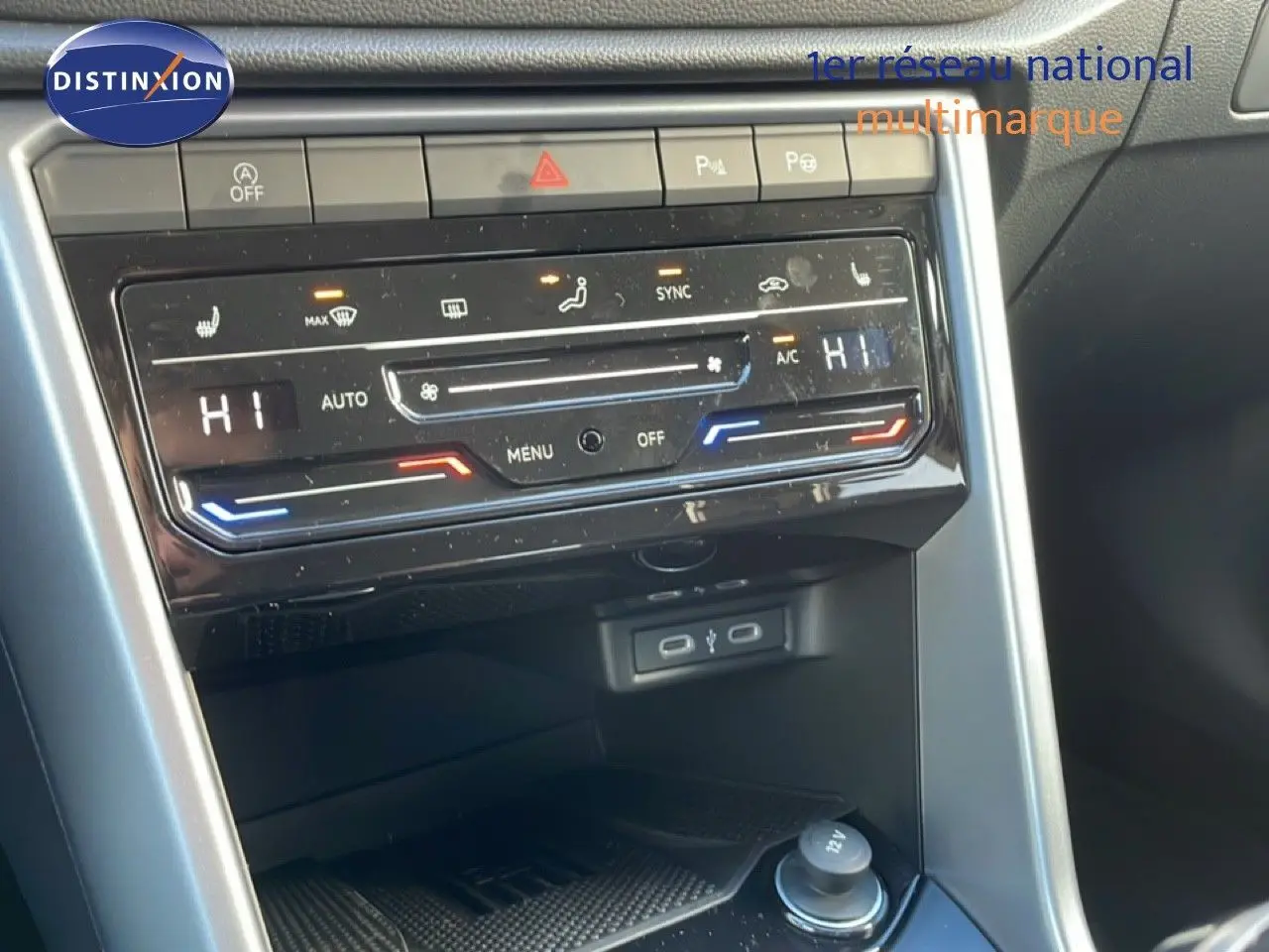 Détail de la console centrale du Volkswagen T-Roc 2025 gris pyrite, avec commandes de climatisation digitale et ports USB visibles.