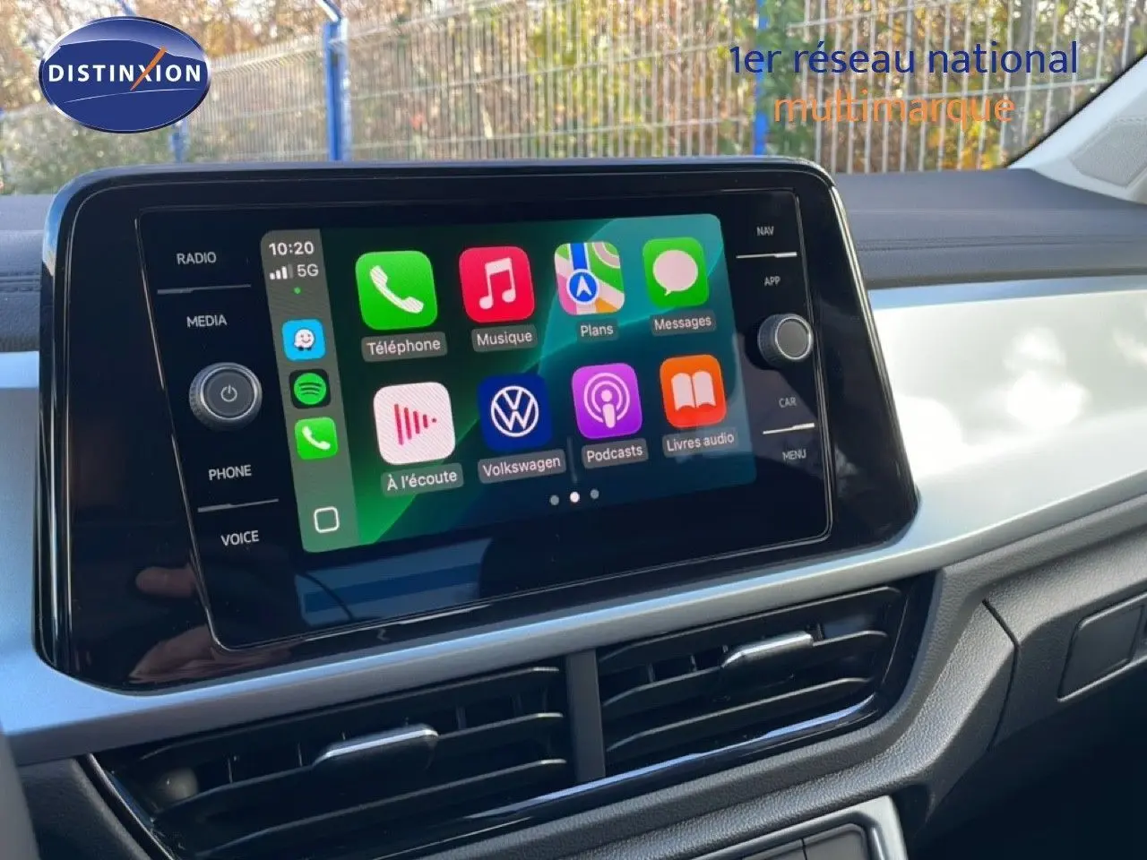Vue rapprochée de l’écran tactile multimédia du Volkswagen T-Roc 2025, intérieur gris clair avec affichage Apple CarPlay.