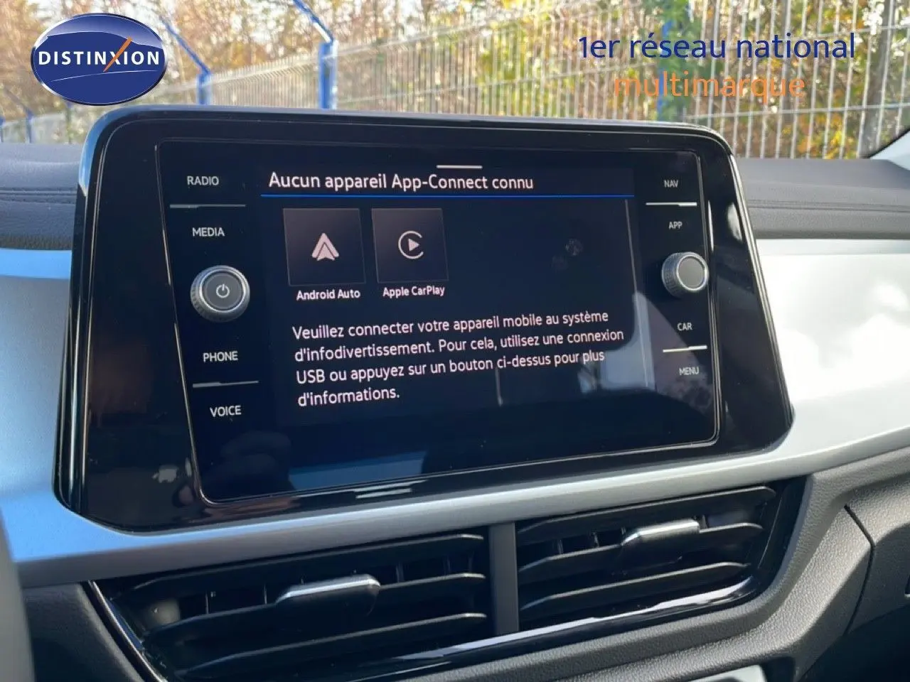 Écran tactile central du tableau de bord du Volkswagen T-Roc 2025, affichant les options Android Auto et Apple CarPlay.