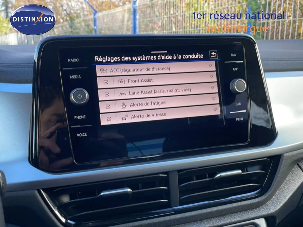 Écran tactile central du Volkswagen T-Roc 2025 montrant les réglages des aides à la conduite, intérieur gris.