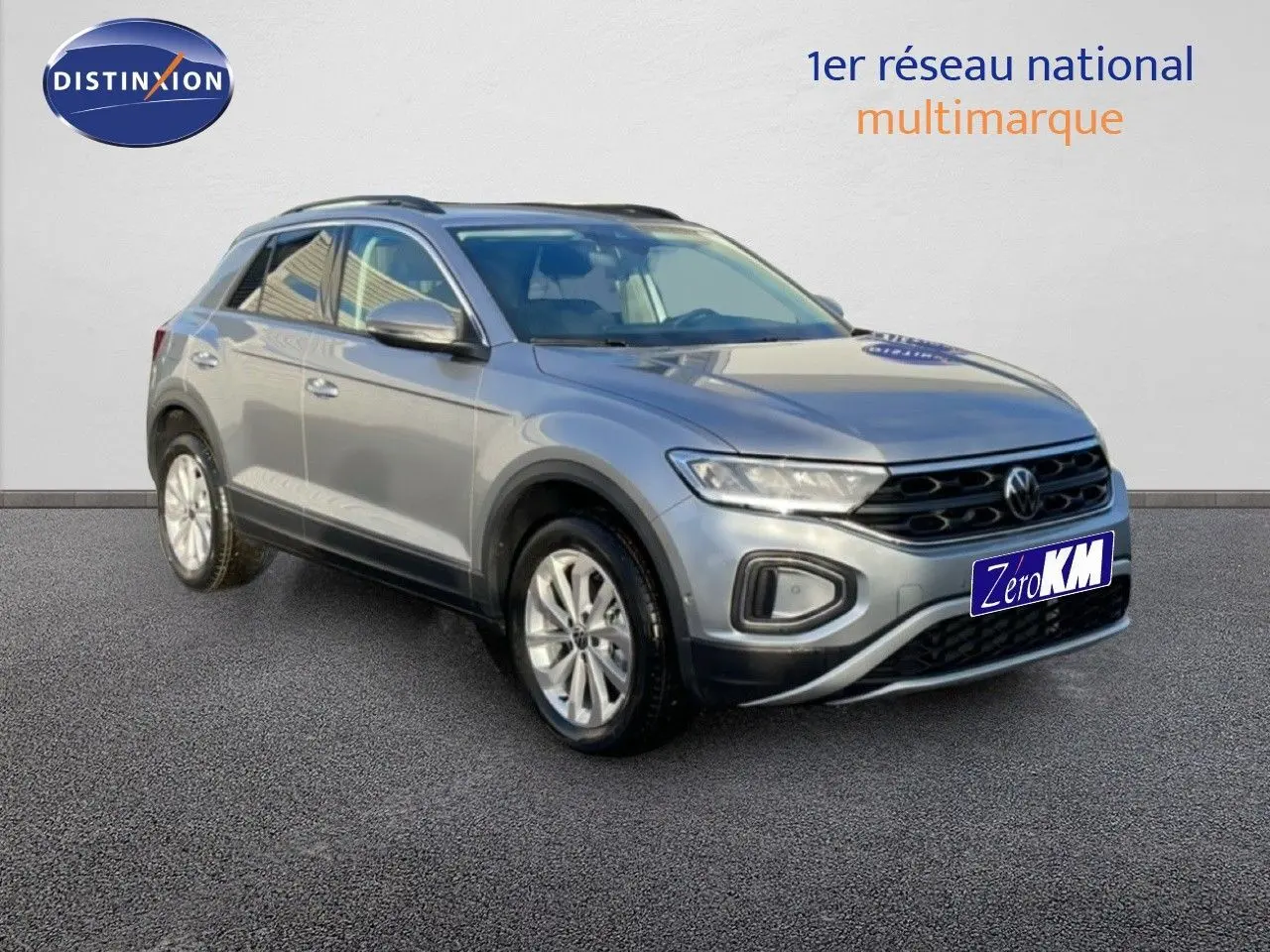Volkswagen T-Roc gris pyrite métal en 3/4 avant droit sur fond neutre avec jantes alliage et calandre noire.