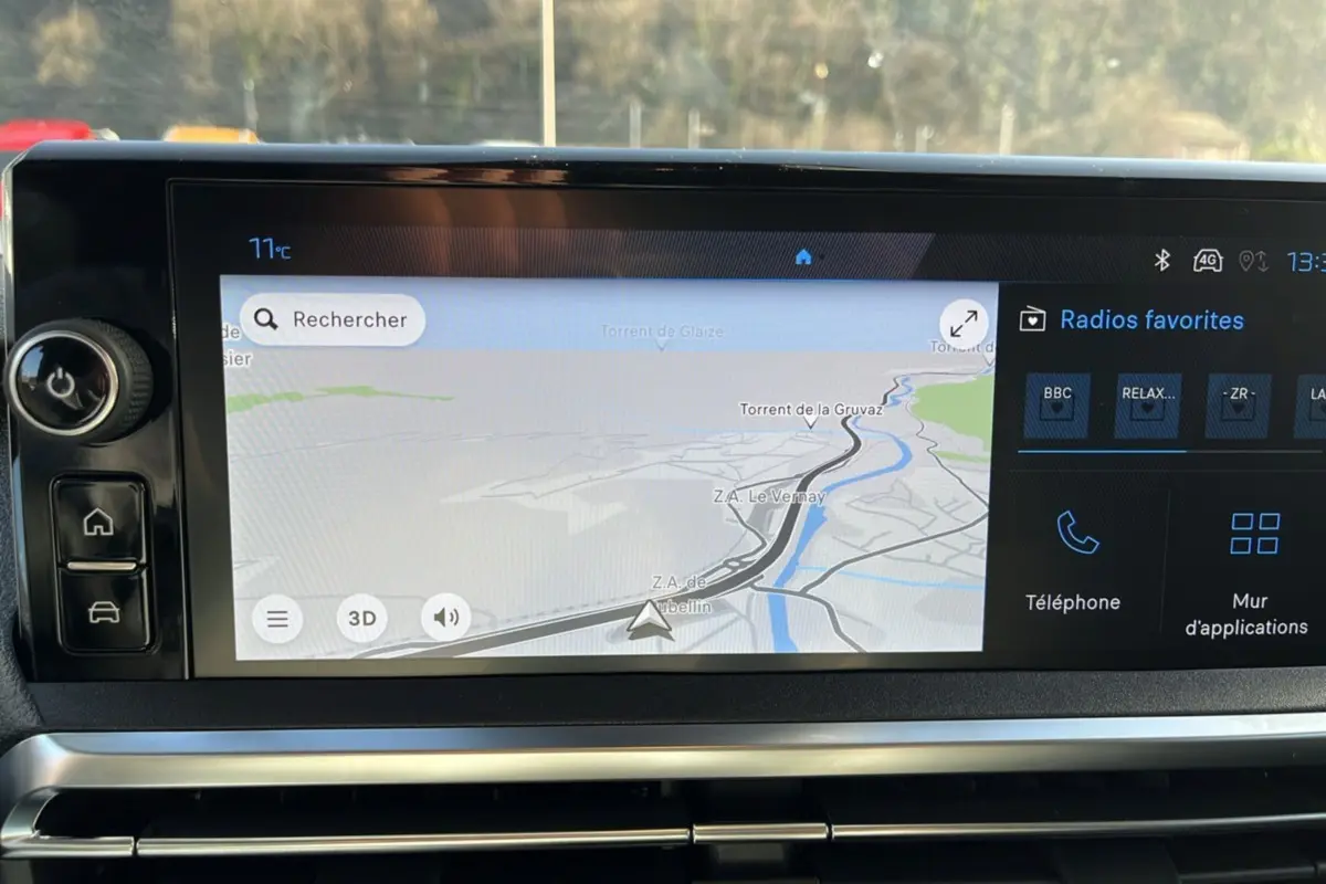 Écran tactile central du Peugeot Traveller 2025 affichant la navigation GPS et les radios favorites.