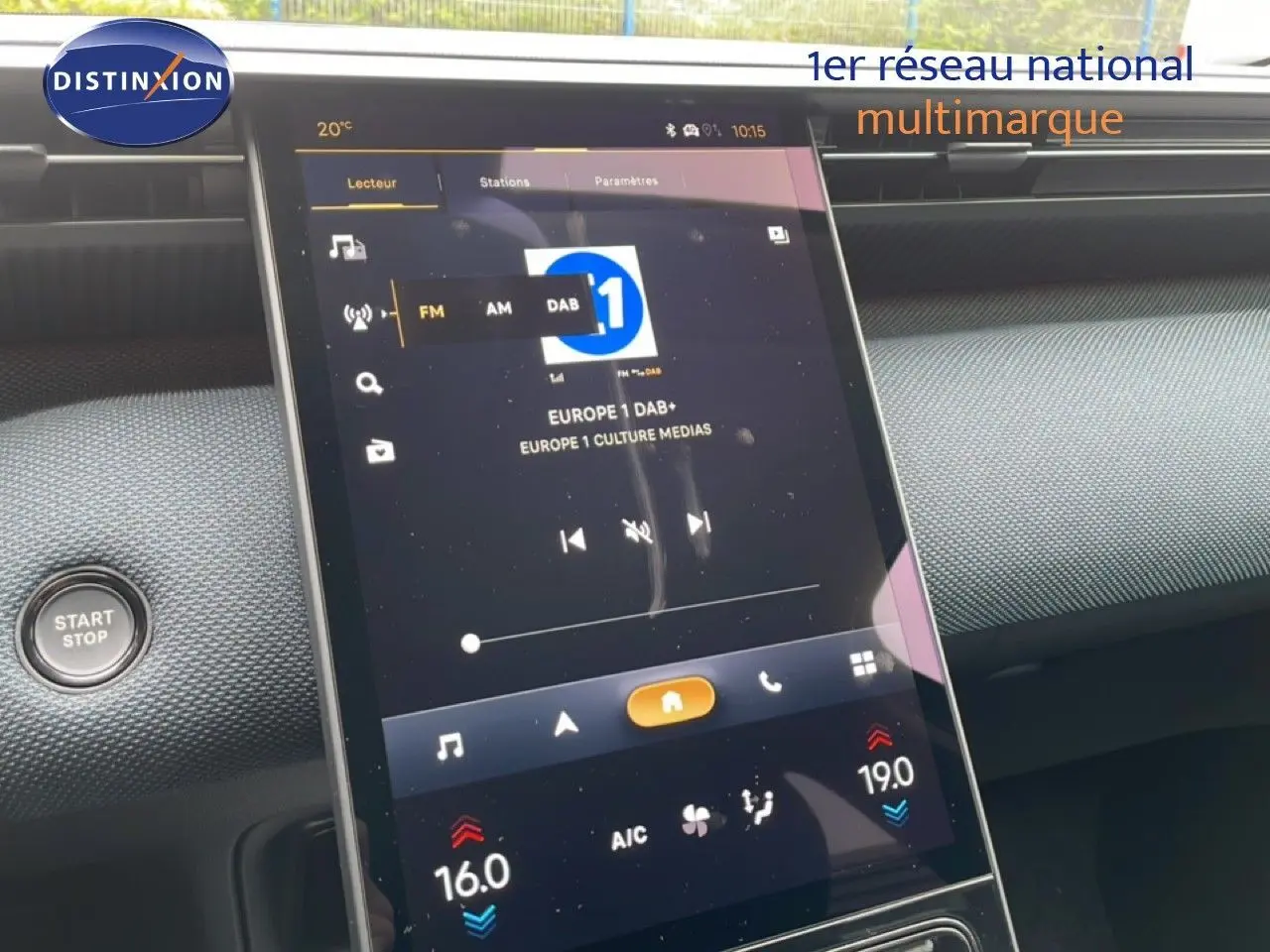 Gros plan sur l'écran tactile central du tableau de bord du Citroën C5 Aircross noir Perla Nera, affichant la radio numérique.