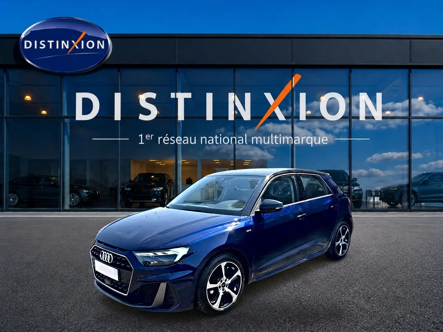 Audi A1 Sportback bleu foncé avec toit noir, vue 3/4 avant, jantes alliage et calandre hexagonale distinctive.