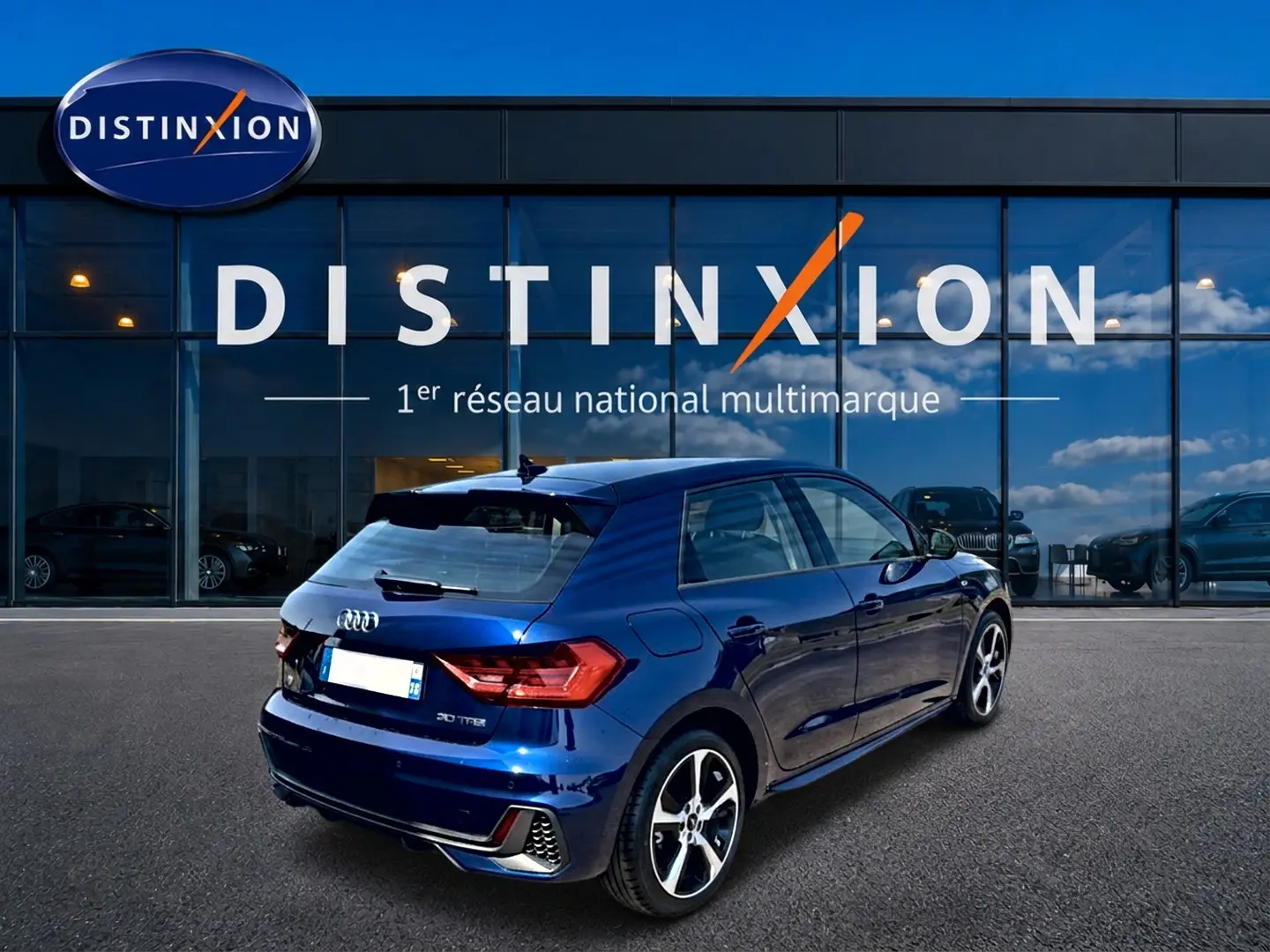 Audi A1 Sportback bleu foncé vue 3/4 arrière droit avec jantes alu et becquet arrière sportif.