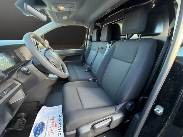Vue intérieure côté conducteur du Peugeot Expert Fourgon noir 2025, montrant les sièges avant et le tableau de bord.