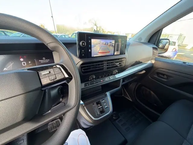 Vue intérieure côté conducteur du Peugeot Expert Fourgon 2025 noir, avec écran tactile affichant la caméra de recul.