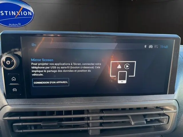 Écran tactile central du Peugeot Expert Fourgon noir 2025, affichant l'interface Mirror Screen, vue intérieure frontale.