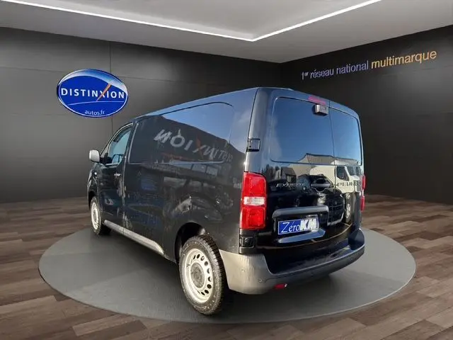 Vue 3/4 arrière droite d’un Peugeot Expert Fourgon noir, avec hayon fermé et jantes acier visibles.