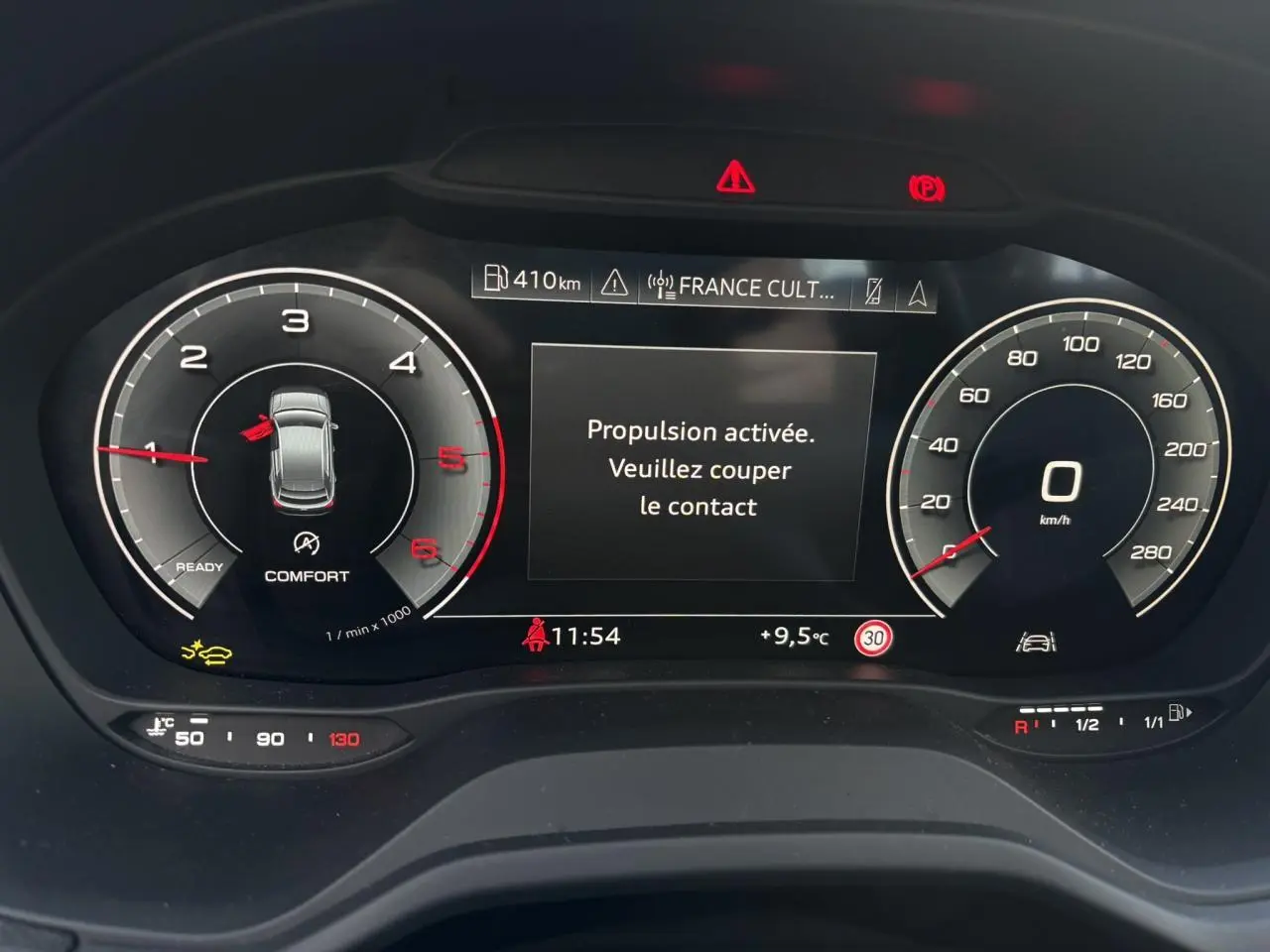 Tableau de bord numérique de l'Audi Q2 30 TDI S-Line 2025 affichant la vitesse à 0 km/h et un message d'arrêt moteur.