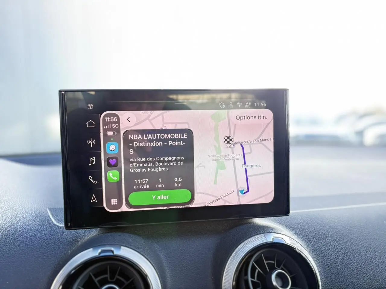 Écran central MMI touch affichant la navigation avec itinéraire, sur tableau de bord de l'Audi Q2 30 TDI S-Line.
