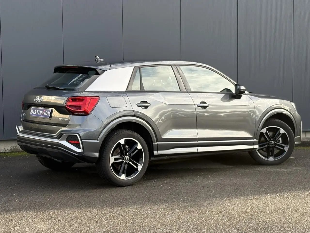 Audi Q2 30 TDI S-Line gris Daytona vue 3/4 arrière côté droit avec jantes Audi Sport 5 branches titane mat.