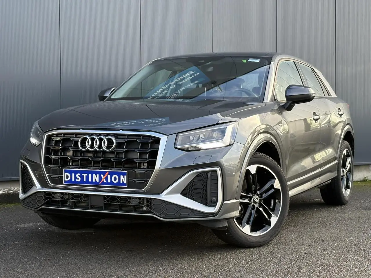 Audi Q2 30 TDI S-Line gris Daytona en 3/4 avant droit, avec jantes Audi Sport 5 branches finition titane mat.