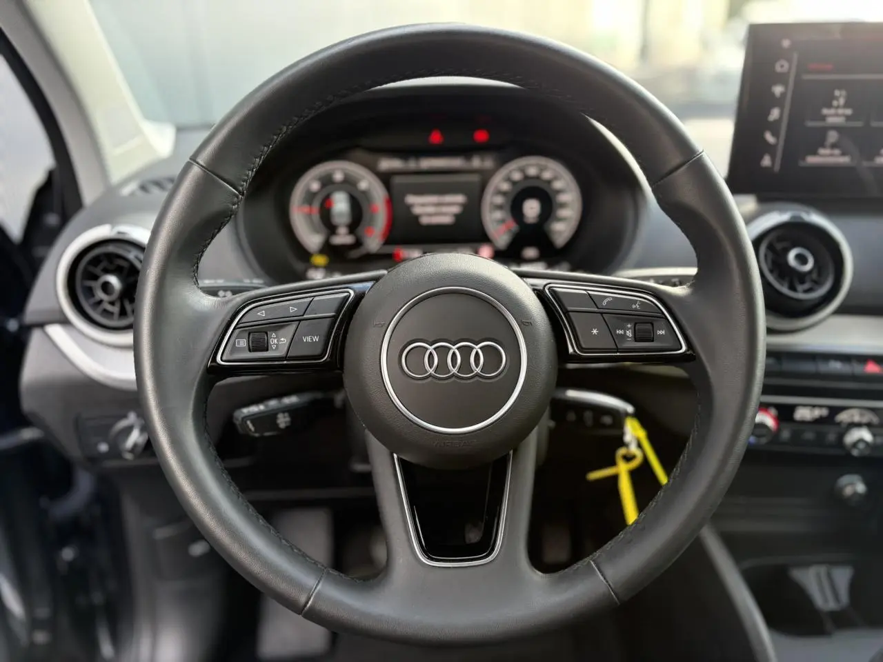 Volant multifonction en cuir de l'Audi Q2 30 TDI S-Line 2025, vue frontale sur le tableau de bord numérique.