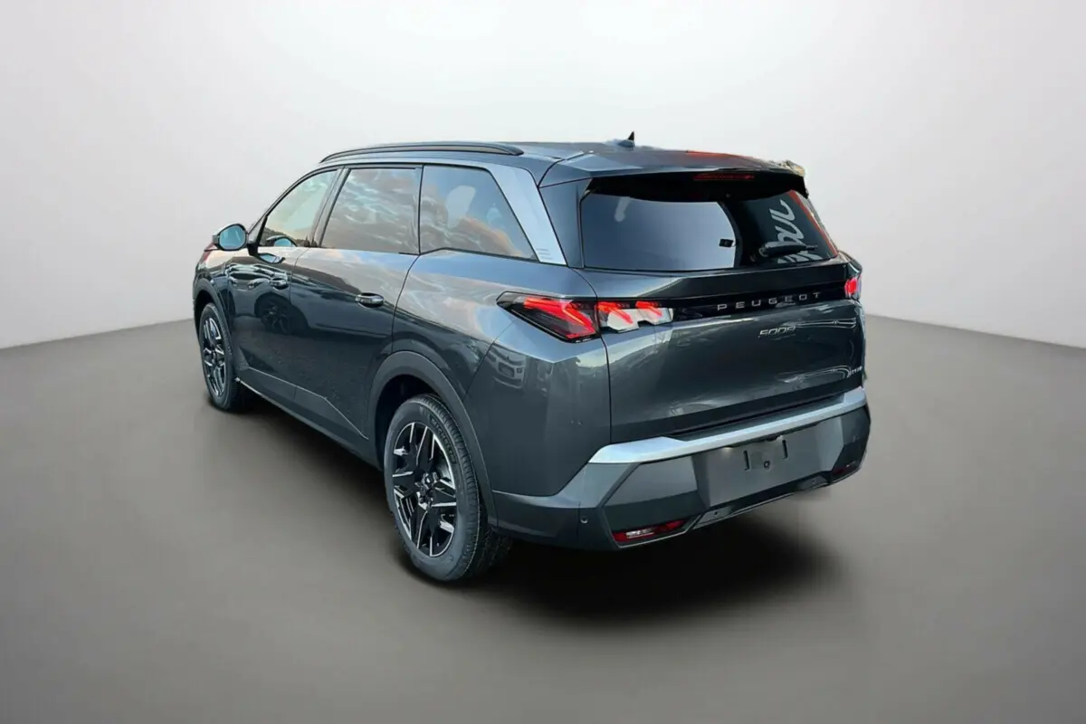 Peugeot 5008 Hybrid 145 GT gris titane vue 3/4 arrière droit avec toit noir et jantes alu 19 pouces.