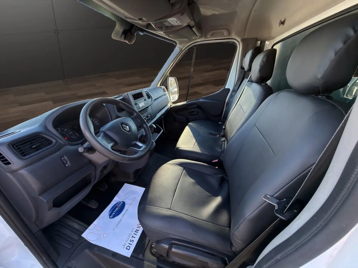 Vue intérieure côté conducteur du Renault Master 2020, sièges en cuir noir et tableau de bord gris.
