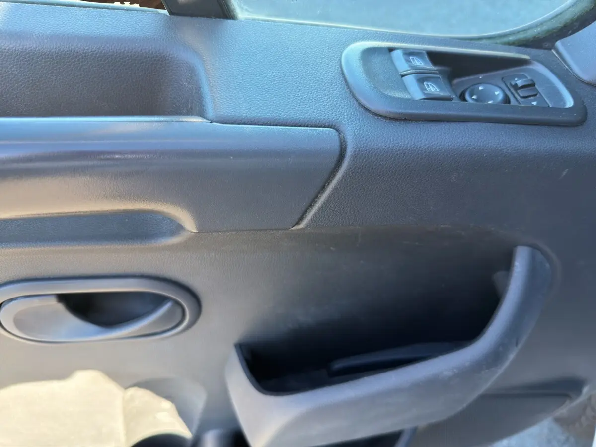 Détail de la porte intérieure côté conducteur du Renault Master 2020, avec commandes électriques des vitres et poignée noire.