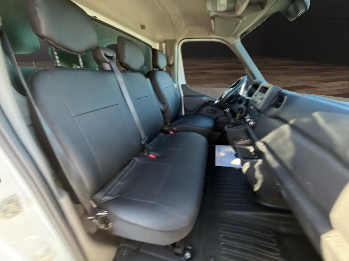 Vue intérieure côté conducteur du Renault Master 2020, montrant la banquette noire et le tableau de bord gris clair.
