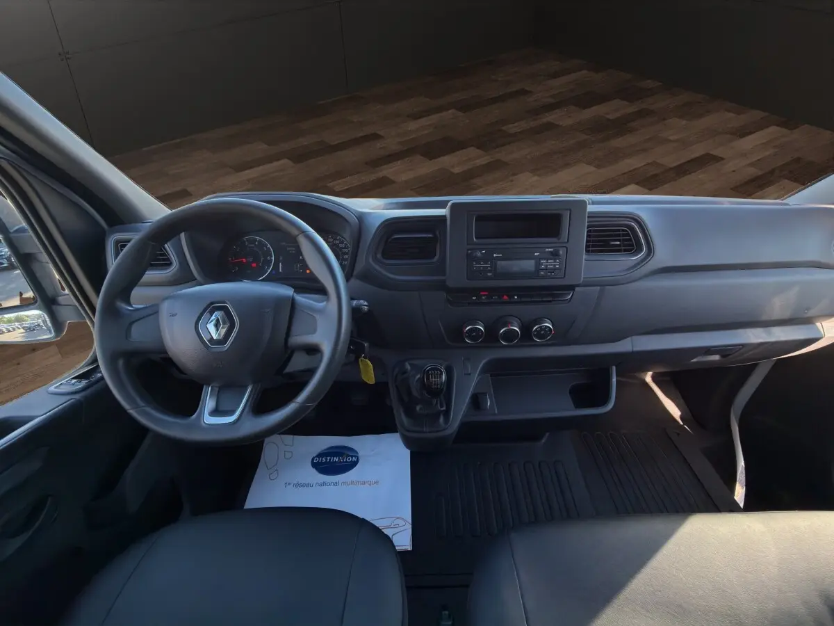 Vue intérieure du tableau de bord du Renault Master 2020 avec volant noir, levier de vitesse manuel et console centrale simple.