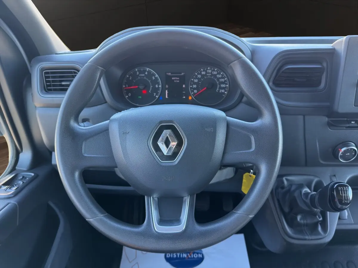 Vue intérieure centrée sur le volant Renault noir et le tableau de bord du Master 2020 avec levier de vitesses manuel.