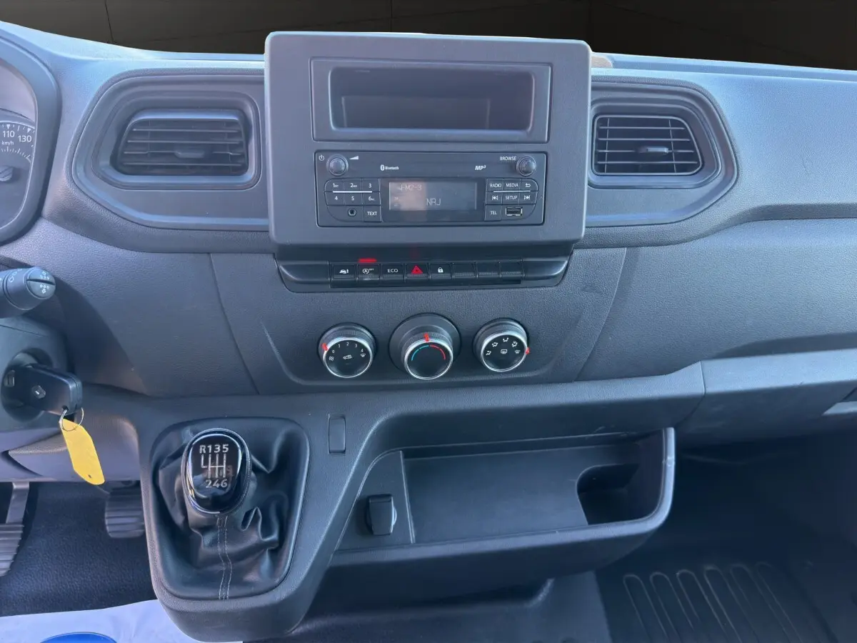 Tableau de bord du Renault Master 2020 avec boîte manuelle, console centrale noire et commandes de climatisation visibles.