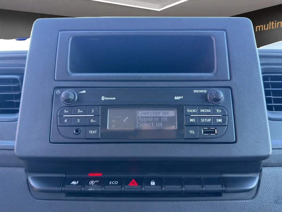 Vue rapprochée du tableau de bord du Renault Master 2020, mettant en valeur l'autoradio Bluetooth et les commandes de fonction.