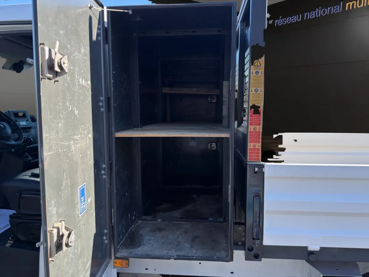 Vue arrière du Renault Master blanc 2020, montrant la benne ouverte et le grand coffre de rangement intérieur.