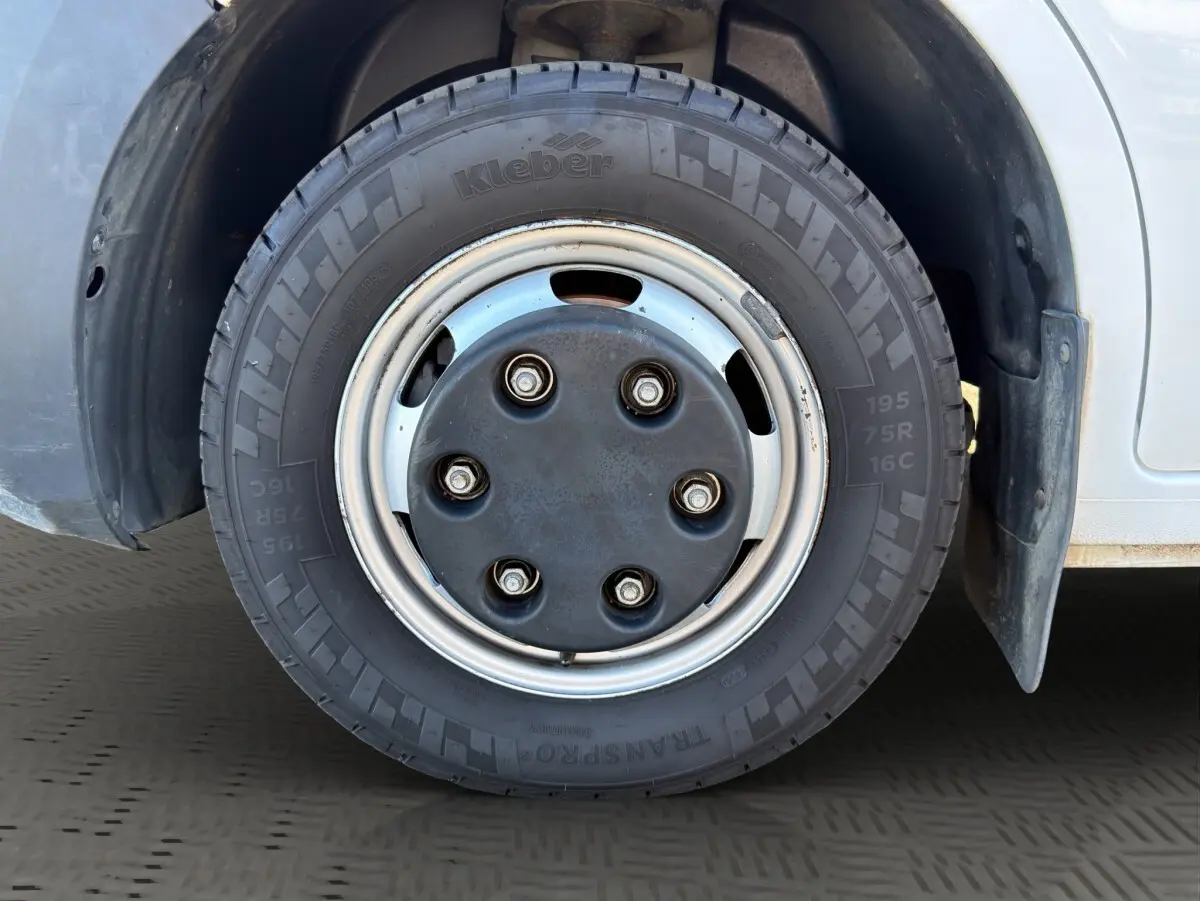 Gros plan sur la roue avant droite du Renault Master blanc de 2020 avec jante acier et pneu Kleber.