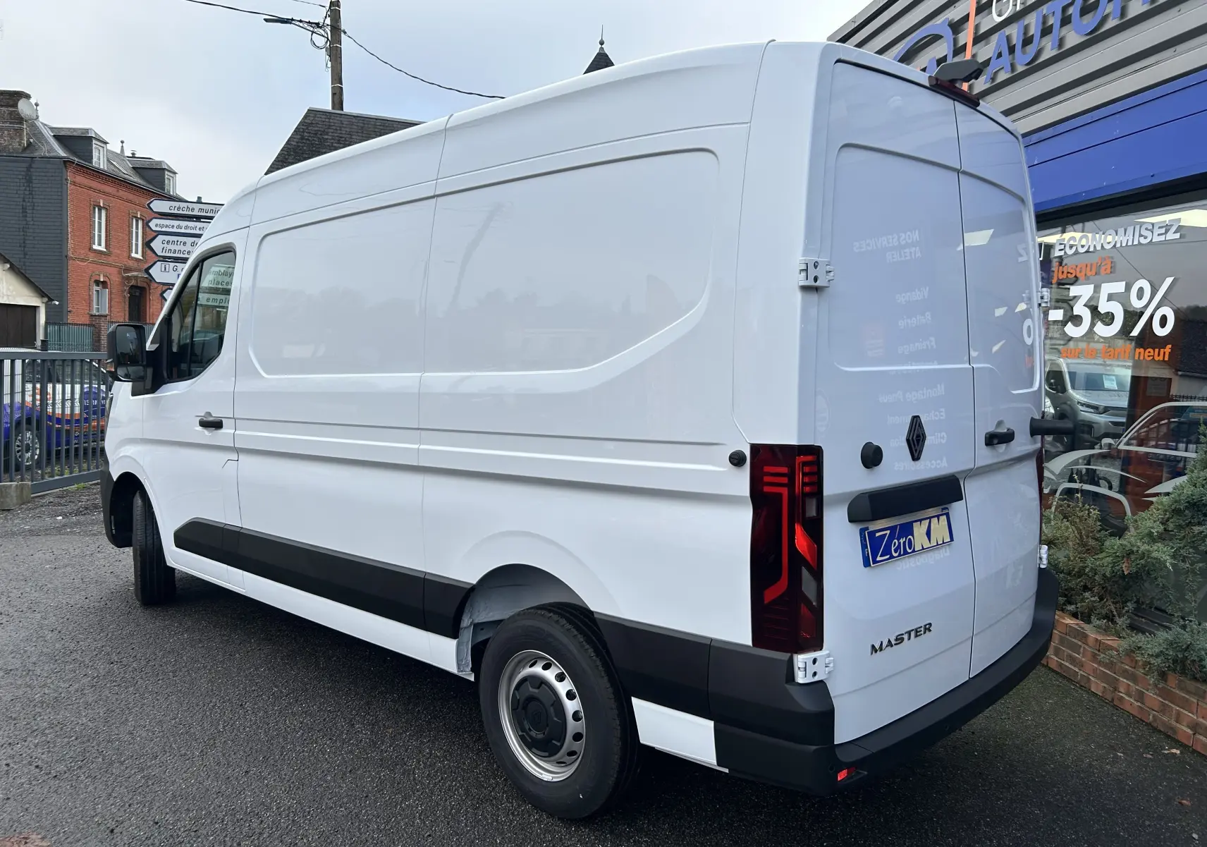 Vue 3/4 arrière droite d’un Renault Master blanc fourgon avec feux arrière LED et roue acier visible.