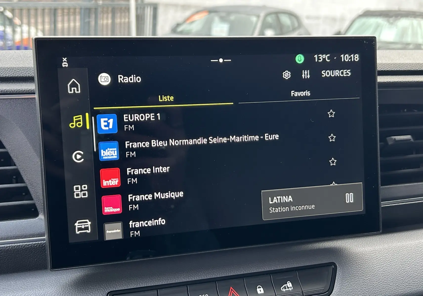 Écran tactile central du Renault Master 2026 affichant les stations radio FM, avec tableau de bord noir.